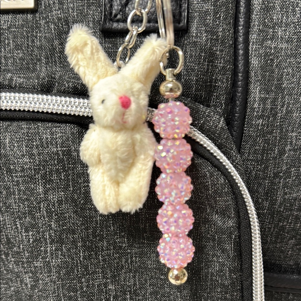 🐰 Adorable Plush Bunny Keychain with Pink Beaded Accents 🐰 - Picture 4 of 10